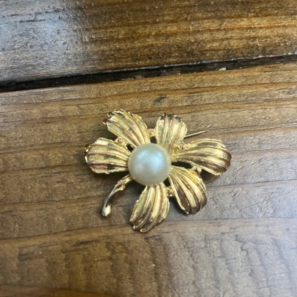 Vintage Large Chunky Gold Faux Pearl Flower Pin a Classic!